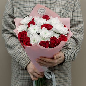 Свадебный букет  из 3 белых кустовых хризантем и 10 красных роз в розовой пленке