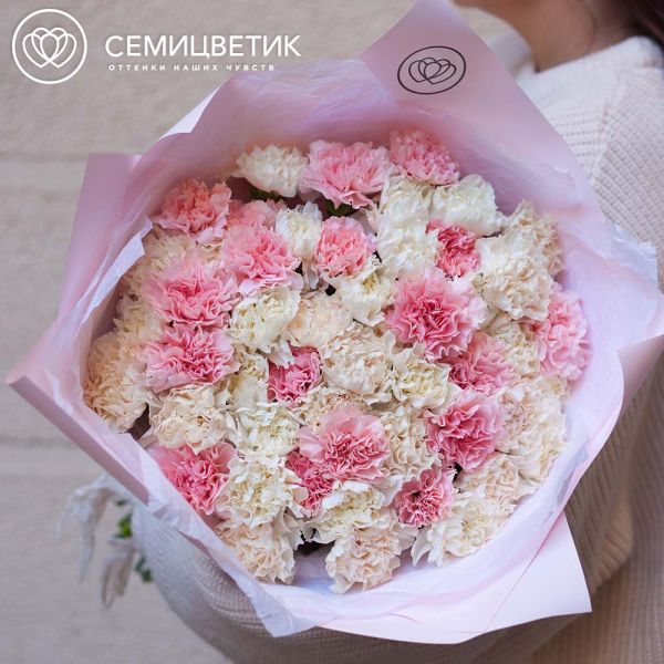 Букет из 51 розовой, белой и кремовой гвоздики