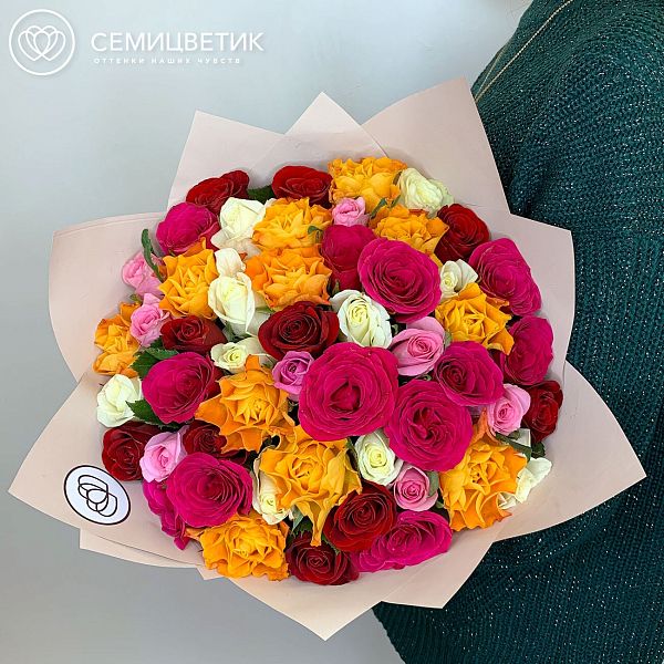 Букет из 51 розы 35-40 см микс (Кения) в кремовой пленке