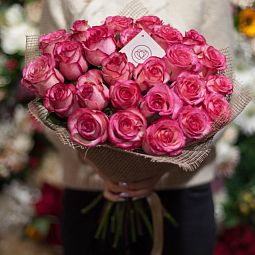 Букет из 25 кремовых с розовой каймой роз Carrousel 50 см (Эквадор)