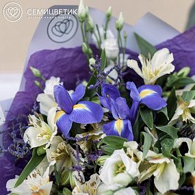 Букет из ирисов и альстромерии в голубой пленке