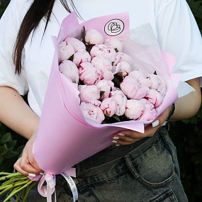 Букет из 25 розовых пионов Standart в розовой пленке