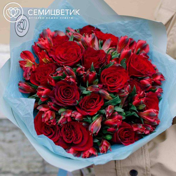 Букет из 15 красных с темной каймой роз (Россия) и 10 красных альстромерий