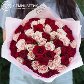 Букет из 51 красной и нежно-розовой розы 30 см (Кения) в розовой пленке