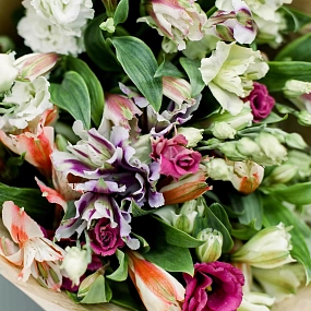 Букет из 5 лизиантусов и 10 альстромерий микс в кремовой пленке