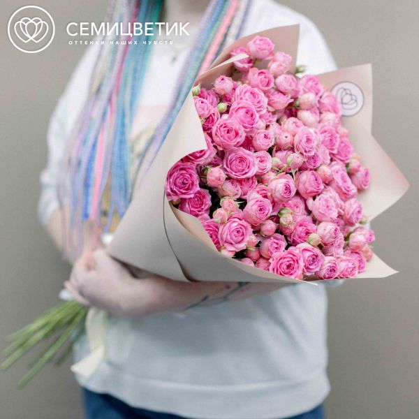 Букет из 15 розовых кустовых пионовидных роз 70 см (Россия) в кремовой пленке