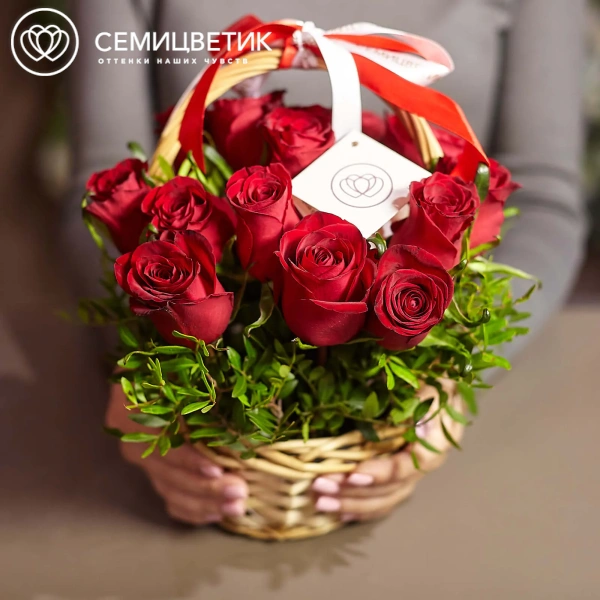 Композиция из 15 красных роз (Кения) с зеленью в корзине