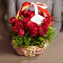Композиция из 15 красных роз (Кения) с зеленью в корзине