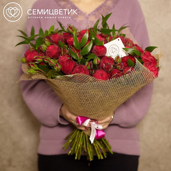 Букет из 51 красной кустовой пионовидной розы Red Piano 40 см с зеленью