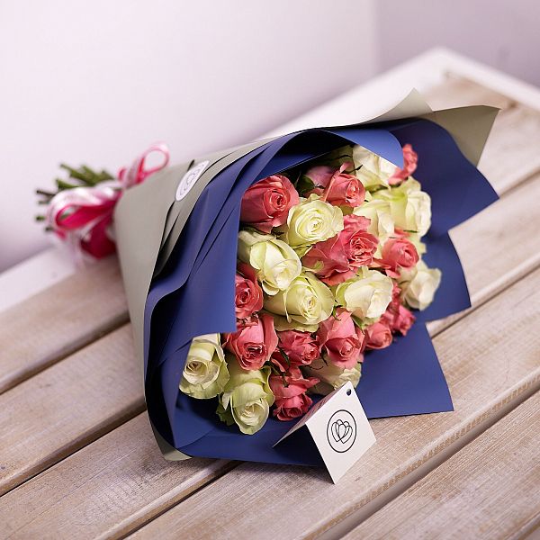 25 белых и розовых роз (Кения) 40 см Premium