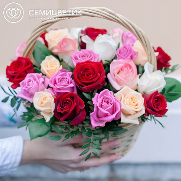 Композиция из 25 роз микс (Россия) с зеленью в корзине