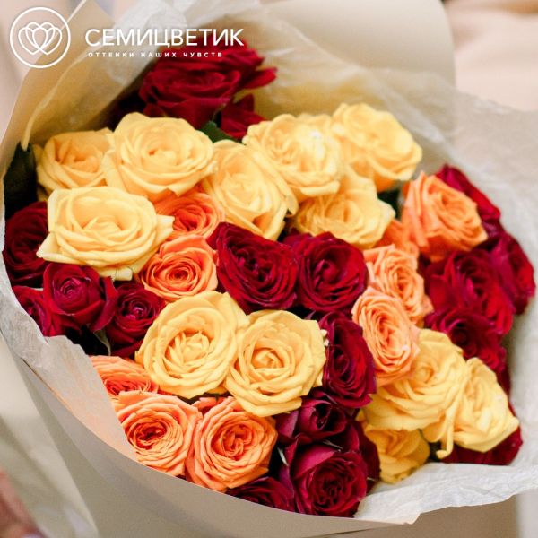 Букет из 15 красных, оранжевых и желтых кустовых роз 40 см (Эквадор)