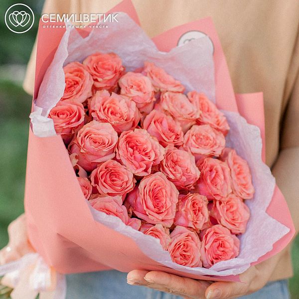 Букет из 25 кораллово-розовых пионовидных роз Wild Love 40 см (Эквадор)