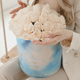 Букет в голубой шляпной коробке Amour из 33 белых роз Vendela (Эквадор) 