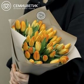 Букет из 51 оранжевого тюльпана в кремовой пленке