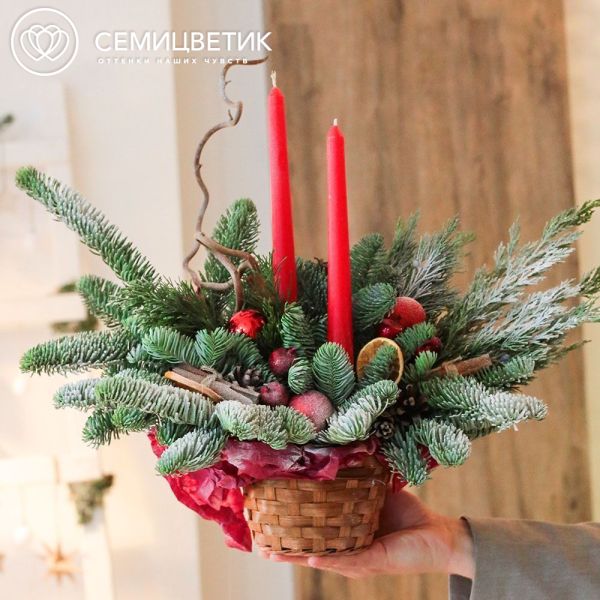 Новогодняя композиция с красными свечами и корилусом