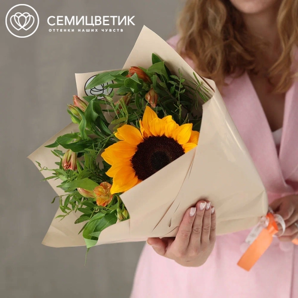 Букет из подсолнуха и альстромерий в кремовой пленке