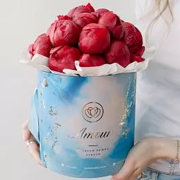 Букет в голубой шляпной коробке Amour Mini из 21 бордового пиона Standart Plus