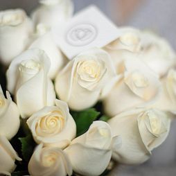 Букет из 21 белой розы Vendela 60 см (Эквадор)