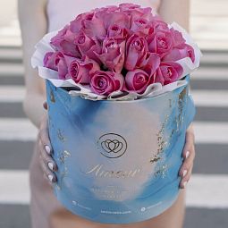 Букет в голубой шляпной коробке Amour Mini из 31 розовой розы (Кения) Standart