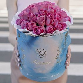 Большой букет  в голубой шляпной коробке Amour Mini из 31 розовой розы (Кения)