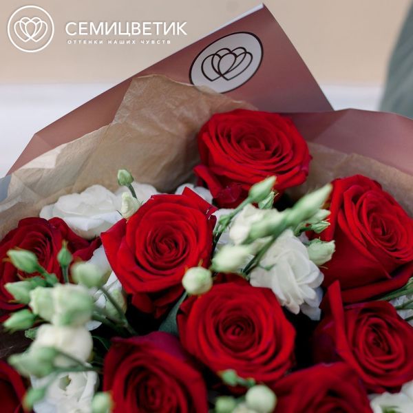 Букет из 15 красных роз (Россия) и 10 белых лизиантусов