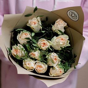 Букет из 11 кремовых пионовидных роз Wedding Rose 40 см c фисташкой в кремовой пленке