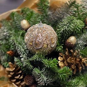 Новогодний букет в кремово-золотых тонах