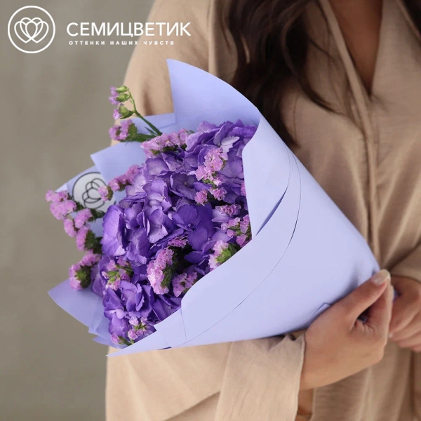 Букет из сиреневой гортензии и статицы в сиреневой пленке