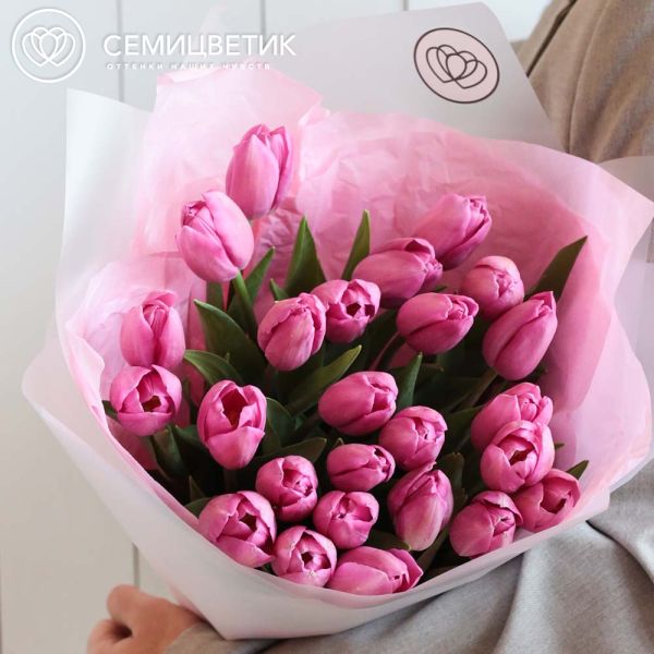 Букет из 25 ярко-розового тюльпана в розовой пленке