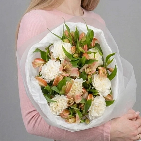 Букет из кремовых диантусов и розовых альстромерий в круглой прозрачной упаковке