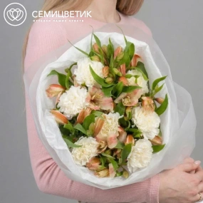 Букет из кремовых диантусов и розовых альстромерий в круглой прозрачной упаковке