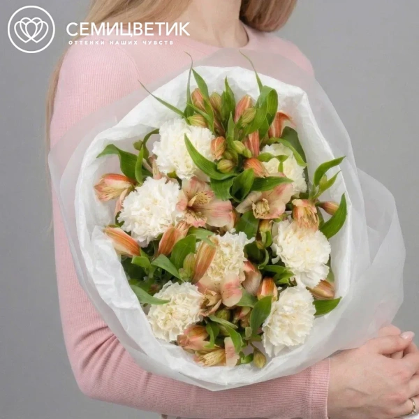 Букет из кремовых диантусов и розовых альстромерий в круглой прозрачной упаковке