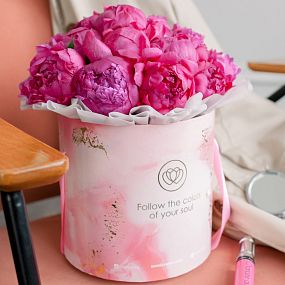 Букет в розовой шляпной коробке Amour Mini из 21 ярко-розового пиона Standart Plus