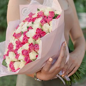 Букет из 101 белой и розовой розы 40 см (Кения)