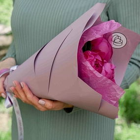 Букет из 5 ярко-розовых пионов Standart Plus в сиреневой пленке