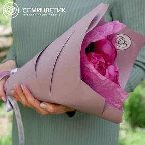 Букет из 5 ярко-розовых пионов Standart Plus в сиреневой пленке