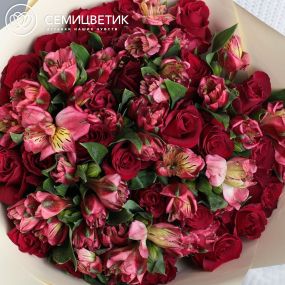 Букет из 25 красных роз (Кения) и 7 красных альстромерий в кремовой пленке