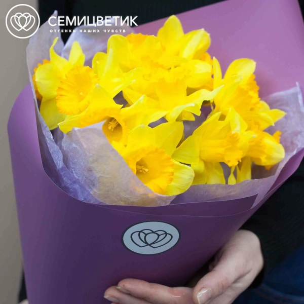 Букет из 15 нарциссов в сиреневой пленке