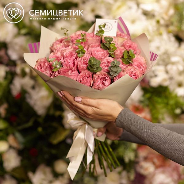 Букет из 25 розовых пионовидных роз Love Me Tender 40 см с эвкалиптом