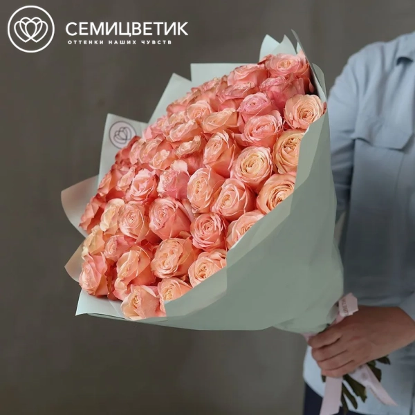 Букет из 51 пионовидной розы Kahala 50 см (Эквадор) в зеленой пленке