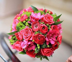 Свадебный букет из роз, тюльпанов и ранункулюсов