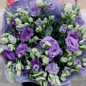 Букет из 15 фиолетовых лизиантусов в сиреневой пленке