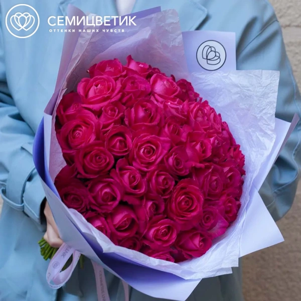 Букет из 45 малиновых роз 35-40 см (Россия) в сиреневой пленке