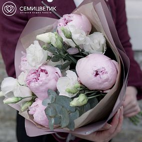 Букет из 5 пионов, 3 лизиантусов и эвкалипта в розовой пленке