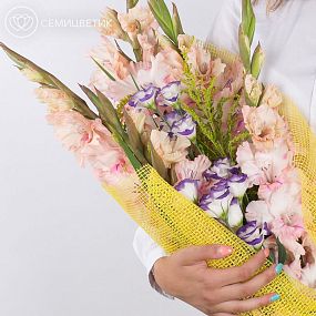 Букет из гладиолусов, лизиантусов и солидаго в натуральной упаковке