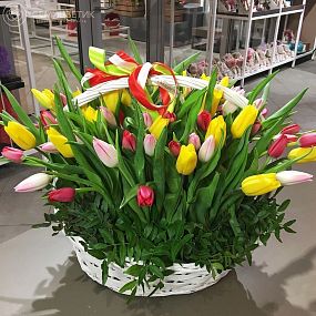 Композиция из 71 тюльпана в корзине
