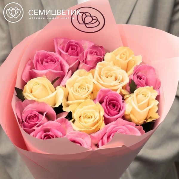 Букет из 15 розовых и кремовых роз 50 см (Россия)