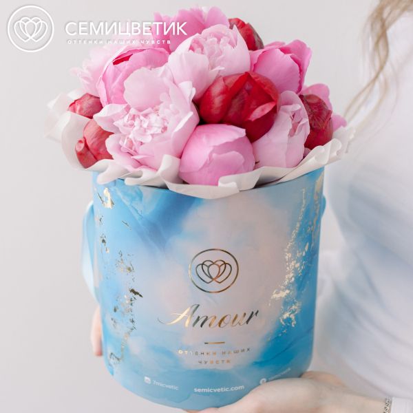 Букет в голубой шляпной коробке Amour Mini из 21 пиона микс Standart Plus