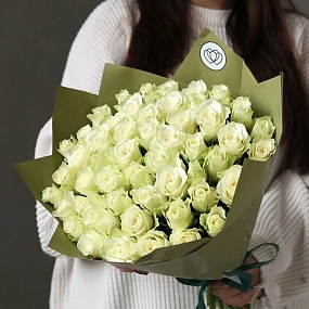 Букет из 51 белой розы 35-40 см (Кения) в оливковой пленке